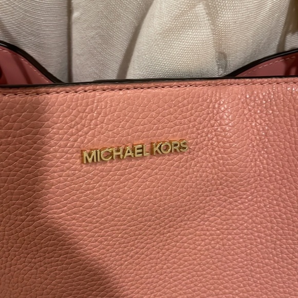 Michael Kors Trisha Large Pebbled Leather Shoulder Bag - Picture 4 of 17